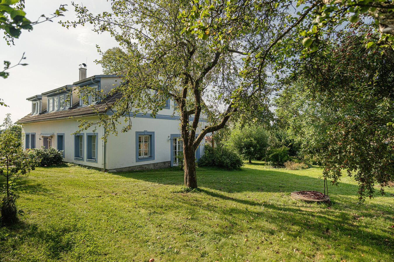Dům a zahrada Pohled na venkovský dům V Sadu a jeho zahradu