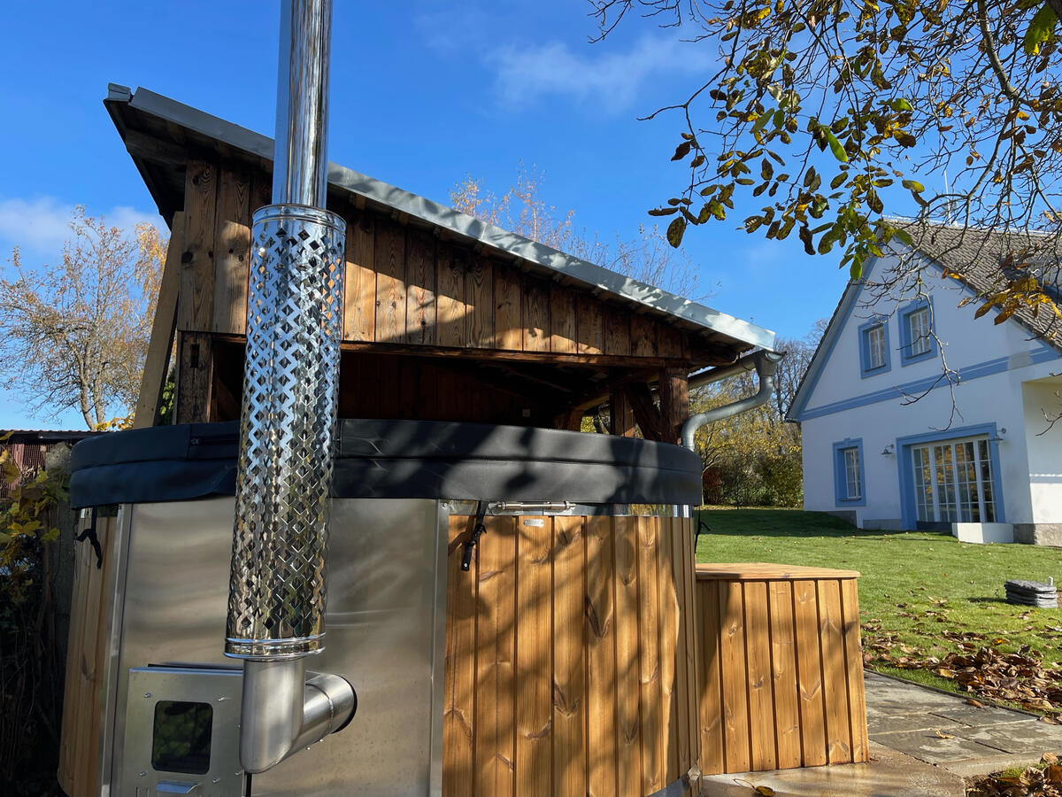 Koupací sud s vířivkou Venkovní koupací sud s ohřevem vody na zahradě venkovského domu V Sadu