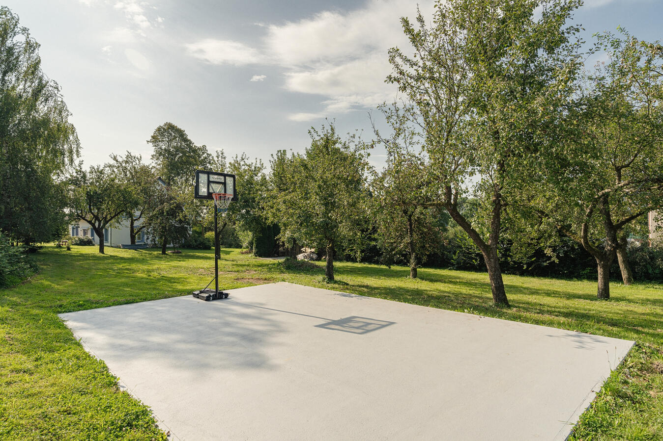 Basketbalové hřiště u venkovského domu V Sadu